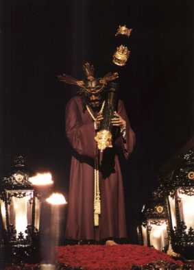 Señor camino del Calvario con la Cruz al hombro