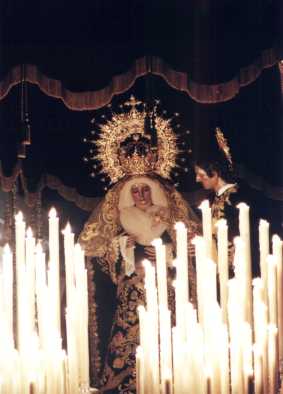 Nuestra Señora del Mayor Dolor y Traspaso bajo palio, acompañada por San Juan  Evangelista