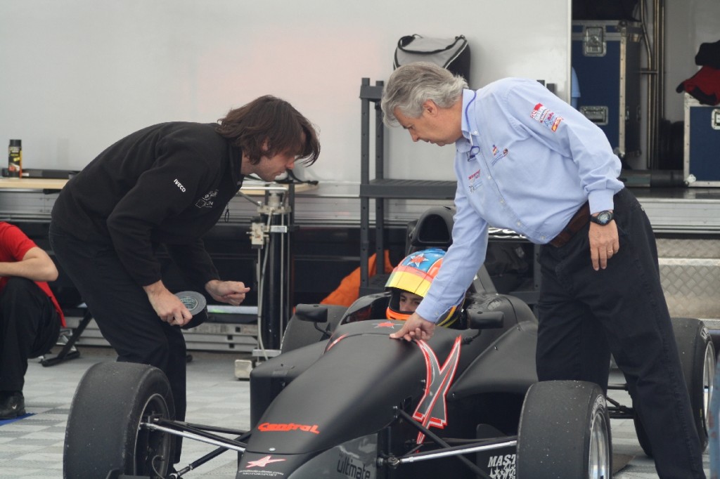 Manu Bejarano recibe consejos del 'clan De Villota' antes de salir de boxes.