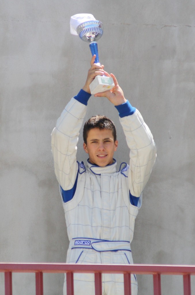 Manu Bejarano levanta victorioso uno de los trofeos logrados en Alcarrás.