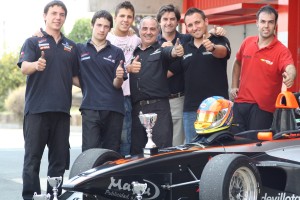 Manu Bejarano posa con sus mecánicos en Montmeló