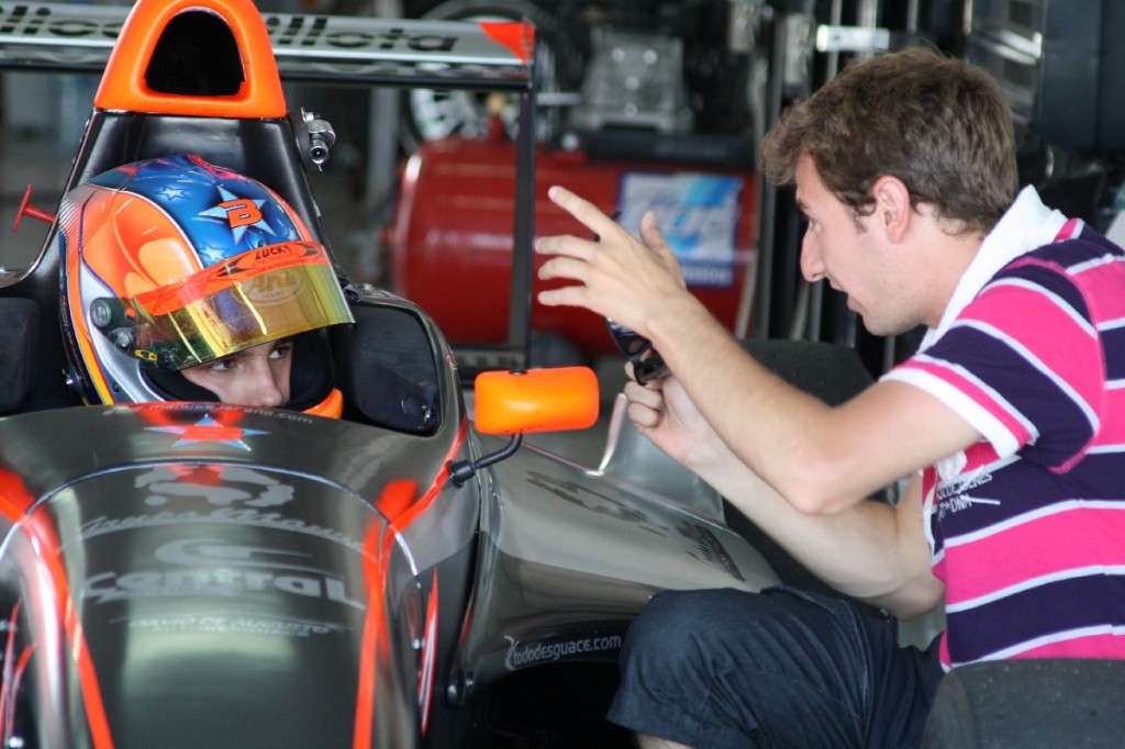 Máximo Cortés asesora a Manu Bejarano antes de una prueba