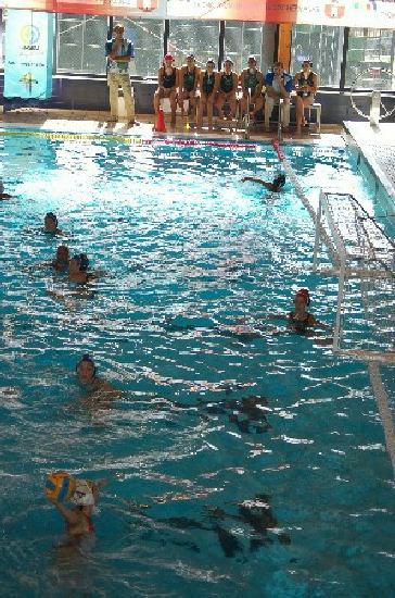 La defensa nazarena espera el ataque visitante.