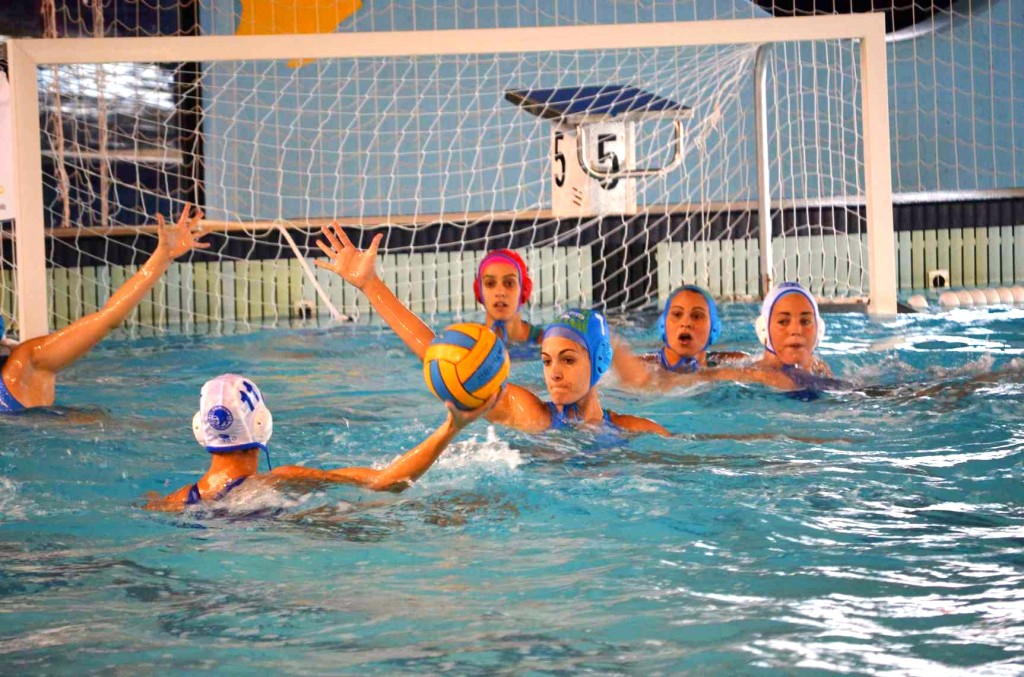 La defensa nazarena se ajusta en un ataque del Sabadell