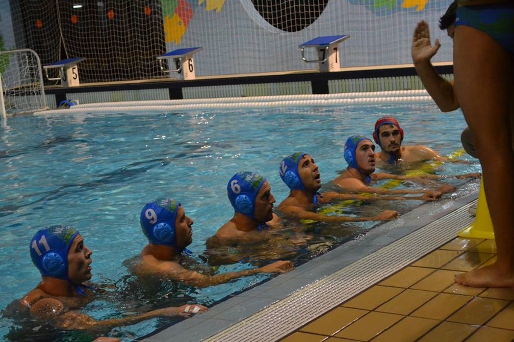 Los jugadores nazarenos atienden a 'Jota' Murube