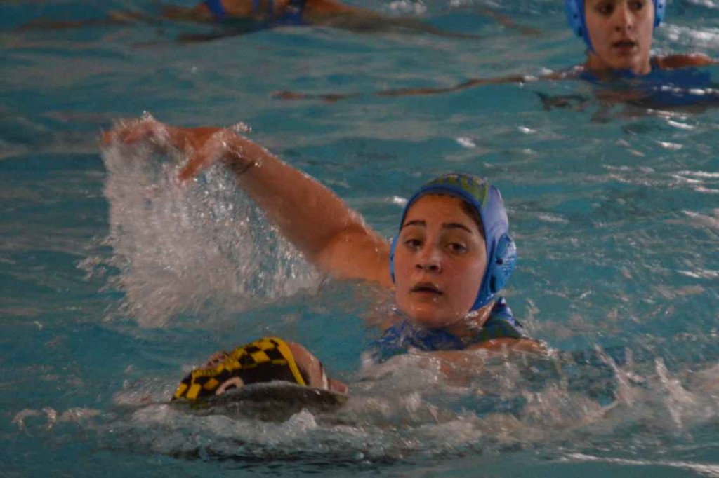 Lorena defiende a una jugadora del Moscardó