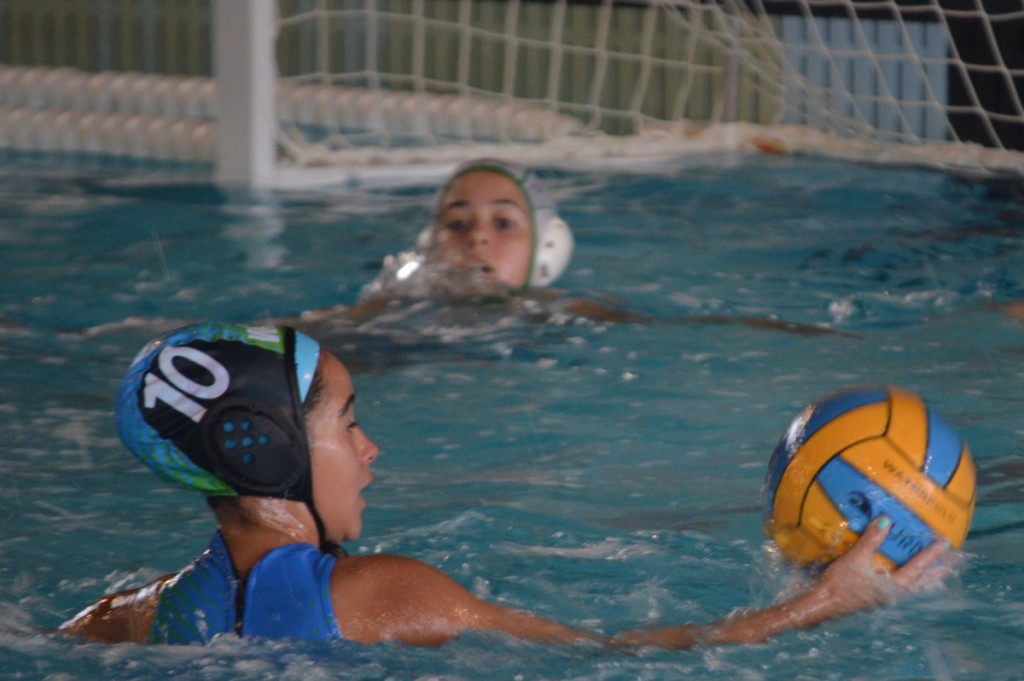 Una jugadora nazarena se dispone a lanzar