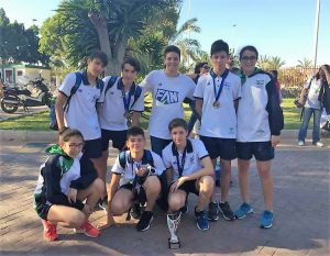 Los representantes del C.W. Dos Hermanas posan con trofeo y medalla