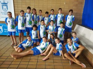 Los alevines del C.W. Dos Hermanas posan con su trofeo